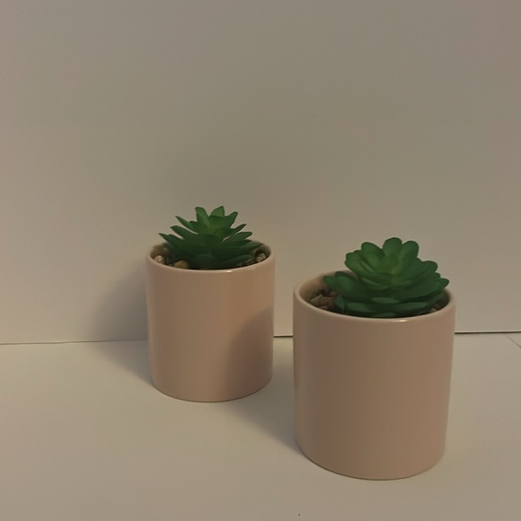 Everyday set of two artificial potted mini planters. Light pink pot with stones - Picture 10 of 17